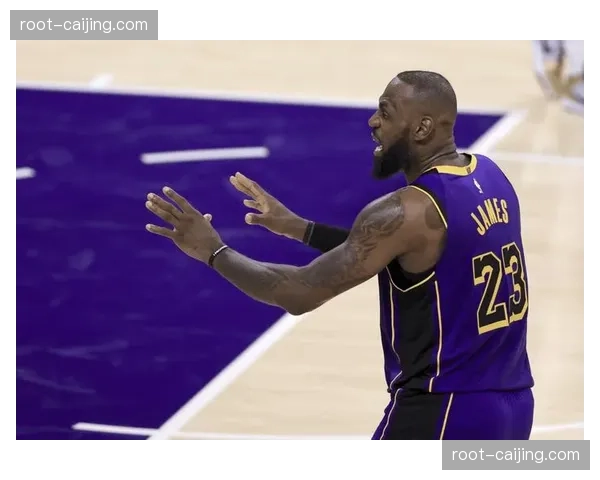 小阿德尔曼未及时调整防守紧逼，放任湖人规划故意罚丢战术